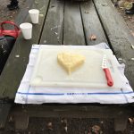 Butterherstellung im Wald beim Praxisausflug der Praxis am Bahnhof